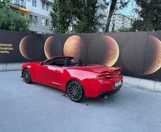 Benzin 2,0L motor af Chevrolet Camaro Cabrio 2017 til udlejning i Tbilisi.