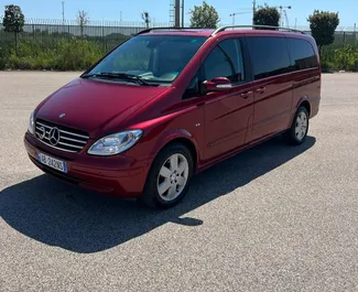 Vista frontal de un Mercedes-Benz Viano de alquiler en Durres, Albania ✓ Coche n.º 10789. ✓ Automático TM ✓ 0 opiniones.