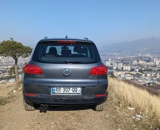 Najem avtomobila Volkswagen Tiguan 2011 v v Gruziji, z značilnostmi ✓ gorivo Bencin in 170 konjskih moči ➤ Od 143 GEL na dan.