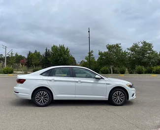 Volkswagen Jetta location. Économique, Confort Voiture à louer en Géorgie ✓ Dépôt de 270 GEL ✓ RC, CDW, Passagers, Vol options d'assurance.