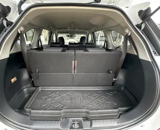 Interior de Toyota Veloz para alquilar en Tailandia. Un gran coche de 7 plazas con transmisión Automático.