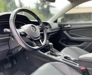 Intérieur de Volkswagen Jetta à louer en Géorgie. Une excellente voiture de 5 places avec une transmission Automatique.