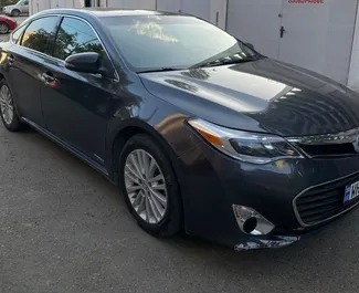 グルジアにてでのToyota Avalon 2019カーレンタル、特徴は✓ハイブリッド燃料と150馬力 ➤ 1日あたり170 GELからスタート。