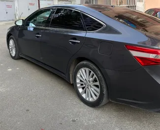 Interior do Toyota Avalon para aluguer na Geórgia. Um excelente carro de 5 lugares com transmissão Automático.