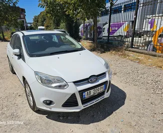 Sprednji pogled najetega avtomobila Ford Focus v v Tirani, Albanija ✓ Avtomobil #10780. ✓ Menjalnik Samodejno TM ✓ Mnenja 0.