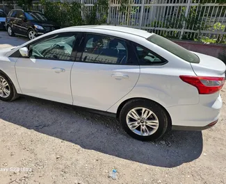 Bilutleie av Ford Focus 2015 i i Albania, inkluderer ✓ Bensin drivstoff og 105 hestekrefter ➤ Starter fra 25 EUR per dag.