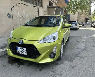 Framvy av en hyrbil Toyota Prius C i Tbilisi, Georgien ✓ Bil #10725. ✓ Växellåda Automatisk TM ✓ 0 recensioner.