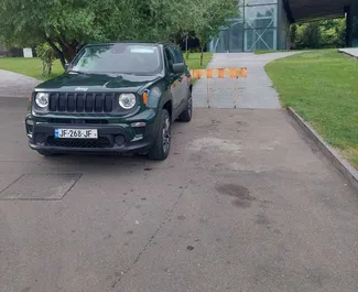 Vista frontal de um aluguel Jeep Renegade em Tbilisi, Geórgia ✓ Carro #10802. ✓ Transmissão Automático TM ✓ 0 avaliações.