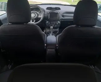 Intérieur de Jeep Renegade à louer en Géorgie. Une excellente voiture de 5 places avec une transmission Automatique.