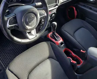 トビリシにてでのレンタル用Jeep Renegade 2019のガソリン 2.4Lエンジン。