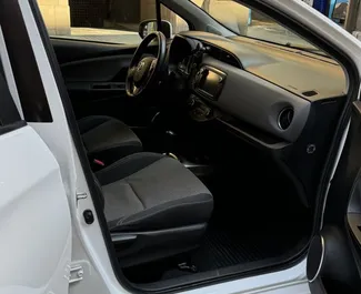 Toyota Yaris 2017 için kiralık Hibrit 1,6L motor, Barselona'da.