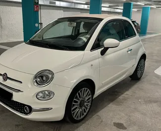 Sprednji pogled najetega avtomobila Fiat 500 Cabrio v v Barceloni, Španija ✓ Avtomobil #10758. ✓ Menjalnik Samodejno TM ✓ Mnenja 0.