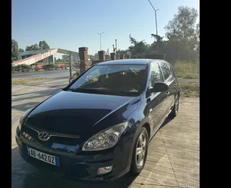 Sprednji pogled najetega avtomobila Hyundai i30 v v mestu Durres, Albanija ✓ Avtomobil #10494. ✓ Menjalnik Priročnik TM ✓ Mnenja 0.