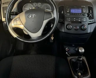 Hyundai i30 内饰，在阿尔巴尼亚 出租。一辆优秀的 5 座位车，配备 Manual 变速箱。