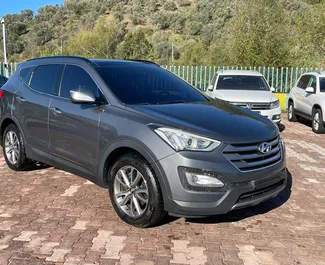 Sprednji pogled najetega avtomobila Hyundai Santa Fe v v Tirani, Albanija ✓ Avtomobil #10783. ✓ Menjalnik Samodejno TM ✓ Mnenja 0.