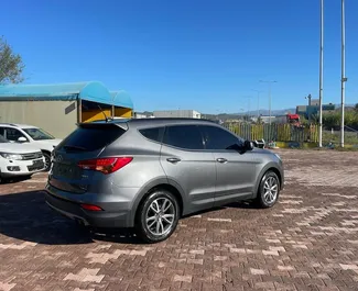 アルバニアにてでのHyundai Santa Fe 2015カーレンタル、特徴は✓ガソリン燃料と264馬力 ➤ 1日あたり40 EURからスタート。