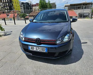 Vista frontal de un Volkswagen Golf 6 de alquiler en Tirana, Albania ✓ Coche n.º 7220. ✓ Automático TM ✓ 0 opiniones.