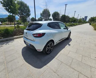 Renault Clio 4 bérlése. Gazdaságos típusú autó bérlése Albániában ✓ Letét 200 EUR ✓ Biztosítási opciók: CDW, SCDW, Külföldön.