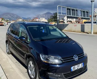 Sprednji pogled najetega avtomobila Volkswagen Sharan v v Tirani, Albanija ✓ Avtomobil #6663. ✓ Menjalnik Samodejno TM ✓ Mnenja 0.