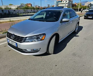 Vue de face d'une location Volkswagen Passat à Tirana, Albanie ✓ Voiture #7446. ✓ Automatique TM ✓ 0 avis.