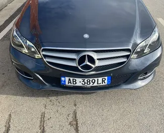 Predný pohľad na prenajaté auto Mercedes-Benz E-Class v v Tirane, Albánsko ✓ Auto č. 10782. ✓ Prevodovka Automatické TM ✓ Hodnotenia 0.