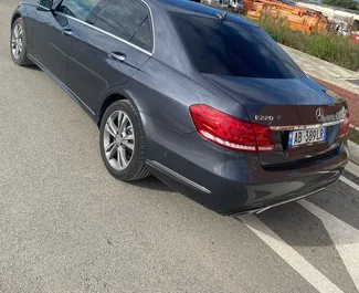 在 在阿尔巴尼亚 租赁 Mercedes-Benz E-Class 2015 汽车，特点包括 ✓ 使用 Petrol 燃料和 136 马力 ➤ 起价 40 EUR 每天。