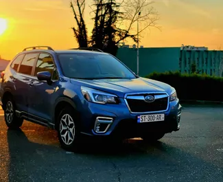 Predný pohľad na prenajaté auto Subaru Forester Limited v v Kutaisi, Georgia ✓ Auto č. 8564. ✓ Prevodovka Automatické TM ✓ Hodnotenia 0.