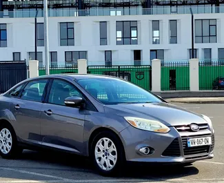 Frontvisning af en udlejnings Ford Focus i Kutaisi, Georgien ✓ Bil #8667. ✓ Manual TM ✓ 0 anmeldelser.