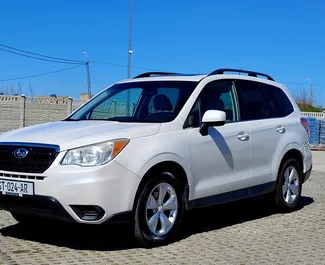 Vista frontal de um aluguel Subaru Forester em Kutaisi, Geórgia ✓ Carro #8655. ✓ Transmissão Automático TM ✓ 0 avaliações.