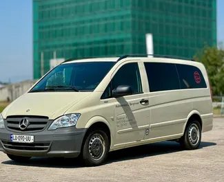 Predný pohľad na prenajaté auto Mercedes-Benz Vito v v Kutaisi, Georgia ✓ Auto č. 8490. ✓ Prevodovka Manuálne TM ✓ Hodnotenia 0.