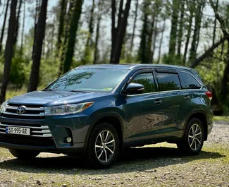 Vista frontal de um aluguel Toyota Highlander em Kutaisi, Geórgia ✓ Carro #8671. ✓ Transmissão Automático TM ✓ 0 avaliações.