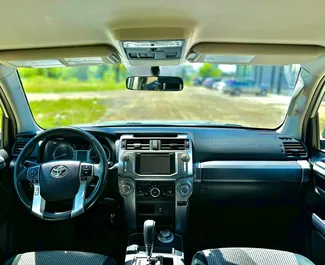 Bilutleie av Toyota 4 Runner 2020 i i Georgia, inkluderer ✓ Bensin drivstoff og 270 hestekrefter ➤ Starter fra 202 GEL per dag.