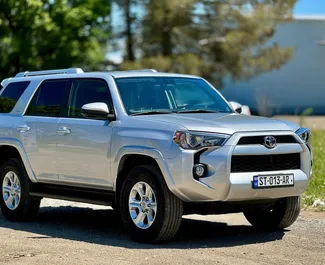 Frontvisning av en leiebil Toyota 4 Runner i Kutaisi, Georgia ✓ Bil #8670. ✓ Automatisk TM ✓ 0 anmeldelser.