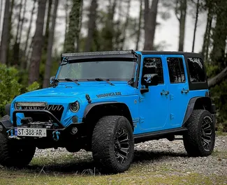 Frontvisning af en udlejnings Jeep Wrangler i Kutaisi, Georgien ✓ Bil #8672. ✓ Automatisk TM ✓ 0 anmeldelser.