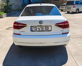 Volkswagen Passat sisätila vuokrattavana Georgiassa. Erinomainen 5-paikkainen auto Automaattinen-vaihteistolla.