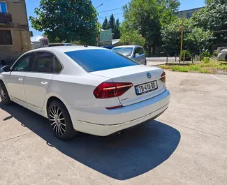 Volkswagen Passat 2017 s pohonem Přední pohon, dostupné na letišti Kutaisi.