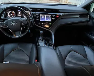 Toyota Camry 2019 auton vuokraus Georgiassa, sisältää ✓ Bensiini polttoaineen ja 203 hevosvoimaa ➤ Alkaen 108 GEL päivässä.