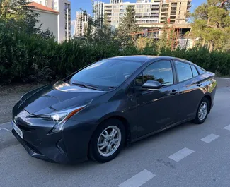 Přední pohled na pronájem Toyota Prius v Tbilisi, Georgia ✓ Auto č. 10555. ✓ Převodovka Automatické TM ✓ Recenze 0.