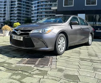 Vista frontal de um aluguel Toyota Camry em Batumi, Geórgia ✓ Carro #10280. ✓ Transmissão Automático TM ✓ 0 avaliações.