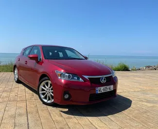 Vista frontal de un Lexus CT200H de alquiler en Tiflis, Georgia ✓ Coche n.º 10438. ✓ Automático TM ✓ 0 opiniones.