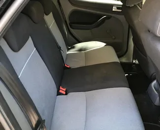 Interior de Ford Focus para alquilar en Albania. Un gran coche de 5 plazas con transmisión Manual.