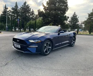 Sprednji pogled najetega avtomobila Ford Mustang Cabrio v v Tbilisiju, Georgia ✓ Avtomobil #10694. ✓ Menjalnik Samodejno TM ✓ Mnenja 0.