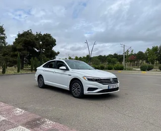 Bilutleie av Volkswagen Jetta 2019 i i Georgia, inkluderer ✓ Bensin drivstoff og 150 hestekrefter ➤ Starter fra 90 GEL per dag.