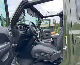 Jeep Wrangler 2021 galimas nuomai Tbilisyje, su 250 km/dieną kilometrų apribojimu.