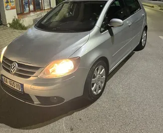 Sprednji pogled najetega avtomobila Volkswagen Golf Plus v v mestu Durres, Albanija ✓ Avtomobil #9894. ✓ Menjalnik Samodejno TM ✓ Mnenja 0.