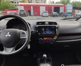 エレバンにてでのレンタル用Mitsubishi Mirage 2021のガソリン 1.2Lエンジン。