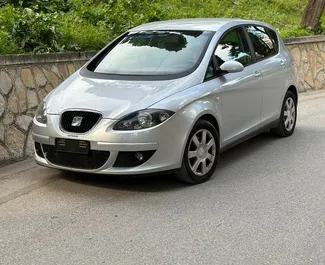 Vista frontal de un SEAT Altea de alquiler en Durres, Albania ✓ Coche n.º 10788. ✓ Automático TM ✓ 0 opiniones.