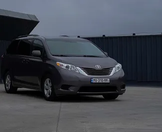 Toyota Sienna 2018 auto rentimine Gruusias, sisaldab ✓ Bensiin kütust ja 240 hobujõudu ➤ Alates 200 GEL päevas.