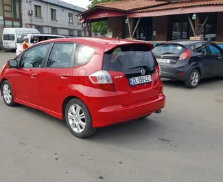 Frontvisning av en leiebil Honda Fit i Tbilisi, Georgia ✓ Bil #10842. ✓ Automatisk TM ✓ 0 anmeldelser.