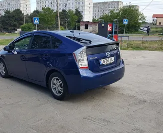 Bilutleie av Toyota Prius 2014 i i Georgia, inkluderer ✓ Hybrid drivstoff og 160 hestekrefter ➤ Starter fra 72 GEL per dag.